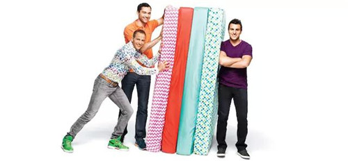 Airbnb 公司的三位創(chuàng)始人，以及他們最早的 Airbed