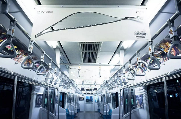 對(duì)粉絲們來說，這是個(gè)驚喜。對(duì)普通乘客來說，這個(gè)奇怪的廣告激發(fā)了他們的好奇心。