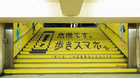 這個(gè)系列廣告有多組樣式，發(fā)揮一手吐槽功夫。