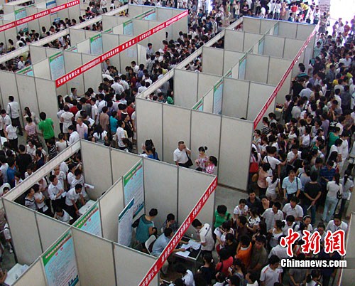 圖為招聘會(huì)現(xiàn)場(chǎng)人山人海的求職者。中新社發(fā) 付美斌 攝