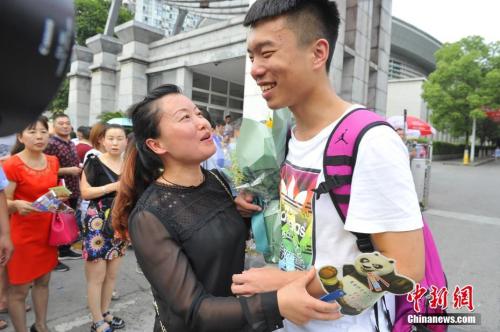 資料圖：家長(zhǎng)給考生送上鮮花。王康明 攝