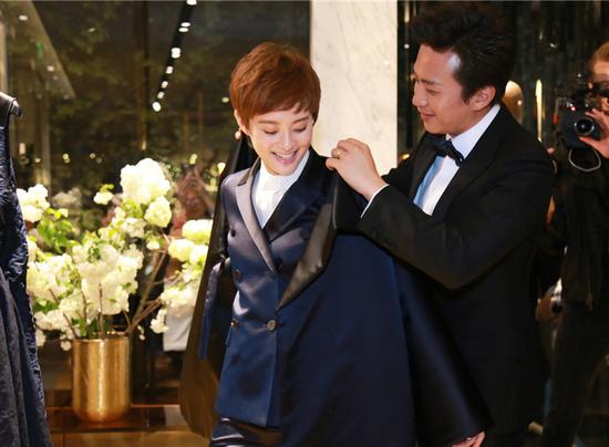 超哥，你還是老老實實伺候娘娘更衣吧。