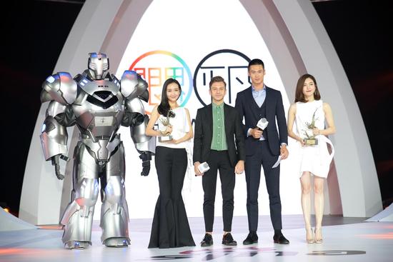 Klasse14腕表首席設(shè)計師 Mario Noblie以及超模蔚方卿為王鷗、江疏影頒發(fā)時尚突破藝人獎項