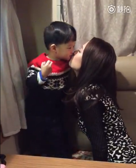 陳喬恩撩逗帥氣萌娃 向?qū)Ψ剿魑钱嬅嬗袗?ài)