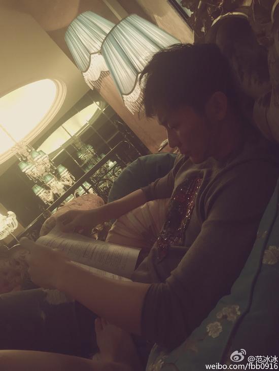 李晨燈下認(rèn)真看書(shū) 范冰冰素顏?zhàn)耘拇钅_