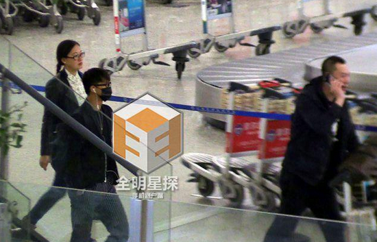 韓庚現(xiàn)身機(jī)場(chǎng)。