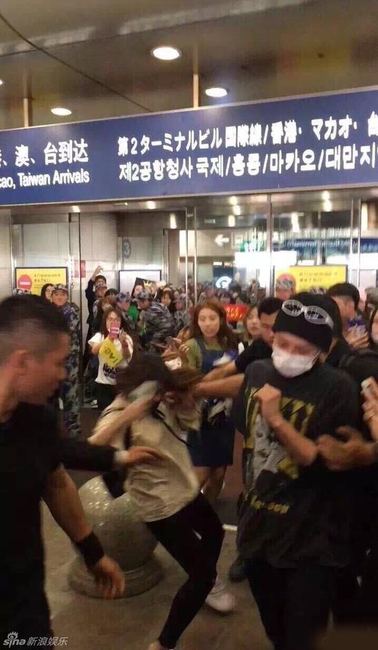 Bigbang權(quán)志龍抵達北京 保鏢怒推女粉絲