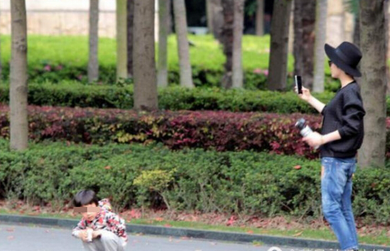 孫儷不時(shí)拿出手機(jī)替等等拍照。