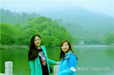 奧斯卡汽車影城的美女和這個風景融入的真好啊，有木有？！