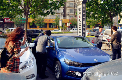 當(dāng)然，小編認(rèn)為最高境界是這位美女，這張照片應(yīng)該取名為論美女的自我修養(yǎng)。