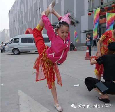 先練練功，為一會(huì)兒的演出做準(zhǔn)備