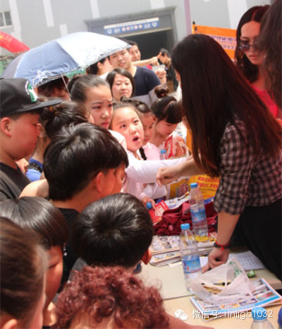 禮品領(lǐng)取處，這是要把工作人員圍攻的節(jié)奏啊。