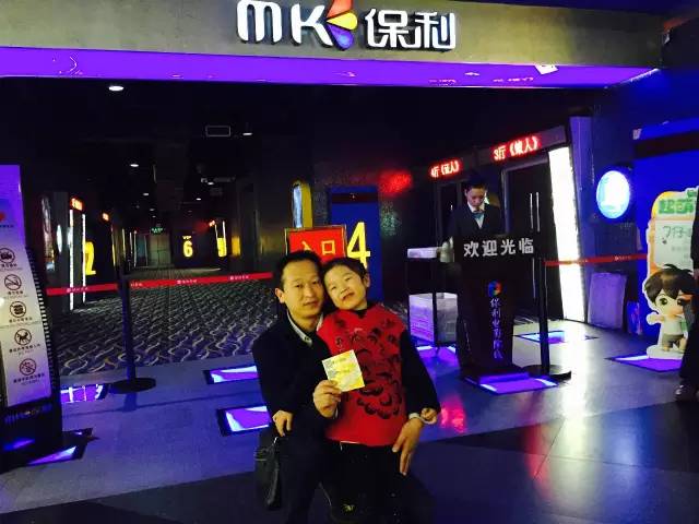 再來看兩個(gè)萌娃，表情都好有戲！