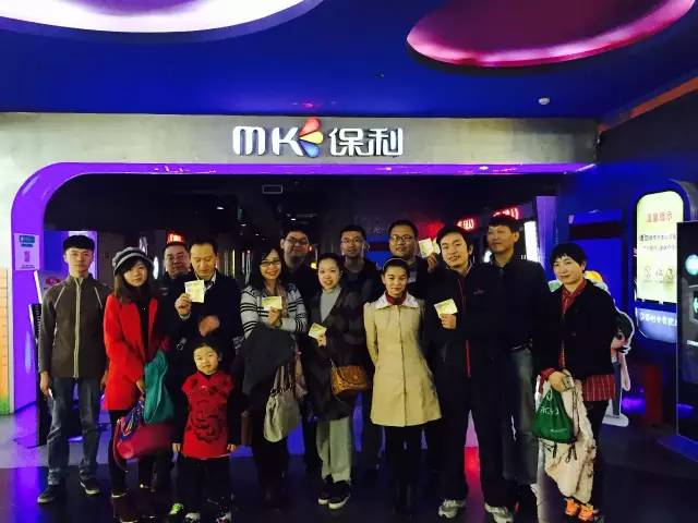 來張“全家?！?，人齊了，我們準(zhǔn)備進(jìn)場嘍