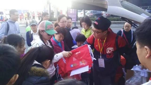 8:30準(zhǔn)時(shí)集合，現(xiàn)場工作人員給大家分發(fā)參賽證和參賽衣服。