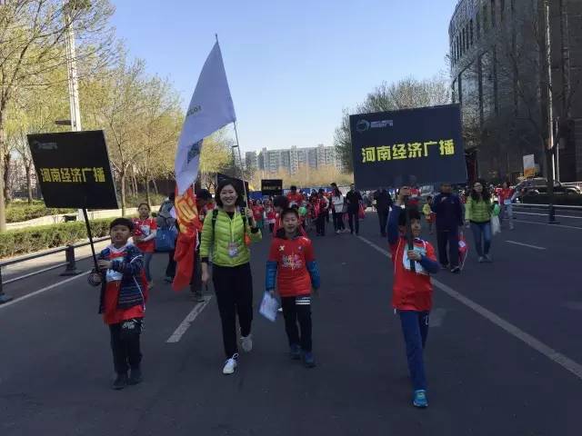 出發(fā)啦！小朋友和大朋友們昂首闊步向賽場邁進(jìn)！
