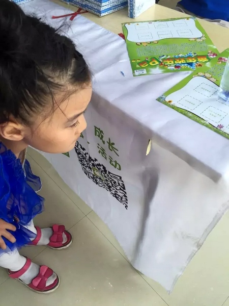 一只蝴蝶飛到小蝸牛的旗子上，小朋友看得入神啦~