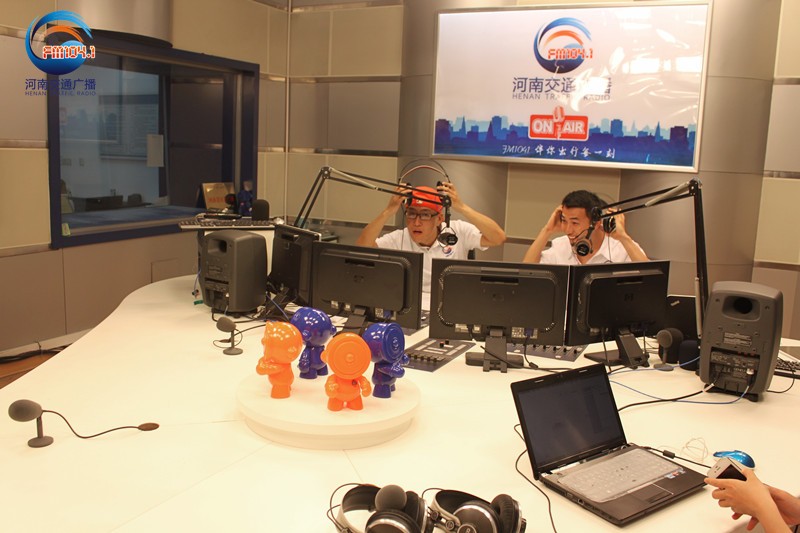 李憲和張弛怎么這么開心！又不是你們倆中獎(jiǎng)了！