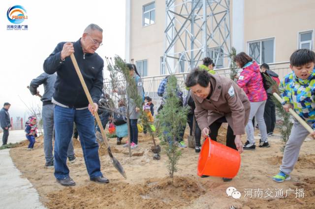 恩愛的老人一起種下一棵小樹苗，健健康康白頭偕老~