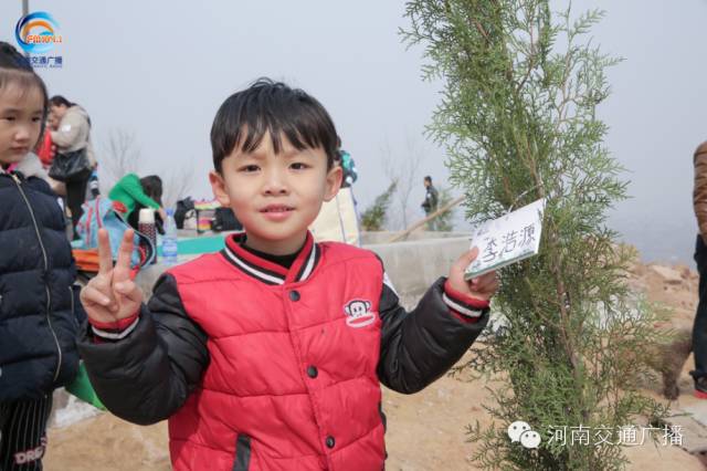 耶！你看，這是我種下的小樹苗！