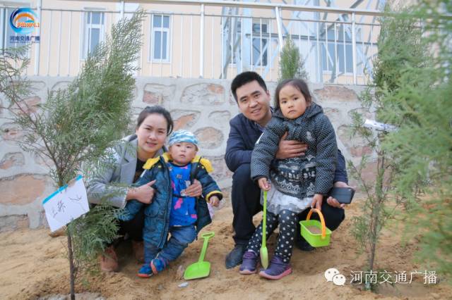 一家四口，一起種下我們的小樹，和寶貝兒們一起茁壯成長！