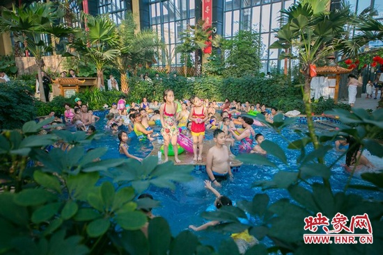 又開始過夏天的孩子們，在溫潤的泉水里放任天性。