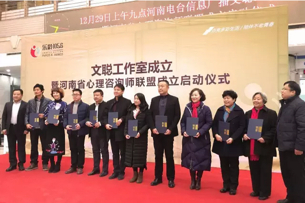 陳德年副總監(jiān)和總監(jiān)辦主任沈劍波為特聘專(zhuān)家頒發(fā)聘書(shū)