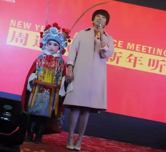 盛裝亮相的小戲迷，周迪的節(jié)目影響了一代又一代人