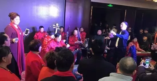 現(xiàn)場(chǎng)的樂(lè)隊(duì)老師也是咱的戲迷朋友，為了周迪的見(jiàn)面會(huì)今天累也開(kāi)心