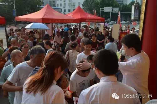 2013年冬病夏治三伏貼活動(dòng)貼敷現(xiàn)場