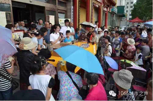 三伏貼熱鬧的抽獎(jiǎng)現(xiàn)場