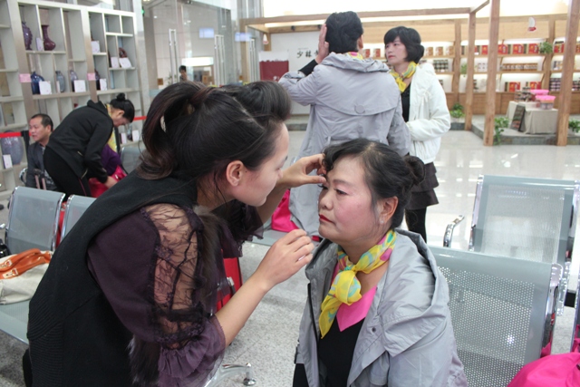 活動開始前，教育廣播女主播幫參與活動演出的老人化妝