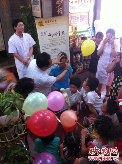 活動(dòng)開始了，濟(jì)華中醫(yī)館的保健按摩專家李老師為大家講解如何有效預(yù)防青少年近視。