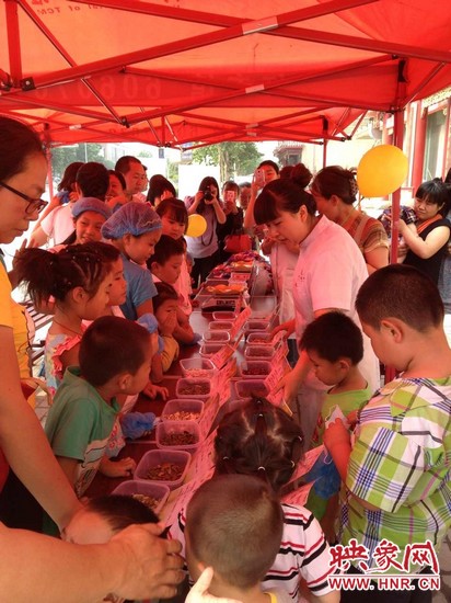 為了不影響中藥房里藥劑師正常工作，我們把孩子們?cè)谡J(rèn)中藥和裝香囊的兩個(gè)環(huán)節(jié)搬到了室外