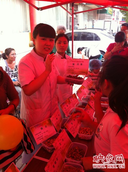 這是什么一，那又是什么？小腦袋不停的在思索，而小手和小鼻子也沒閑著，時(shí)不時(shí)地摸一摸、聞一聞！