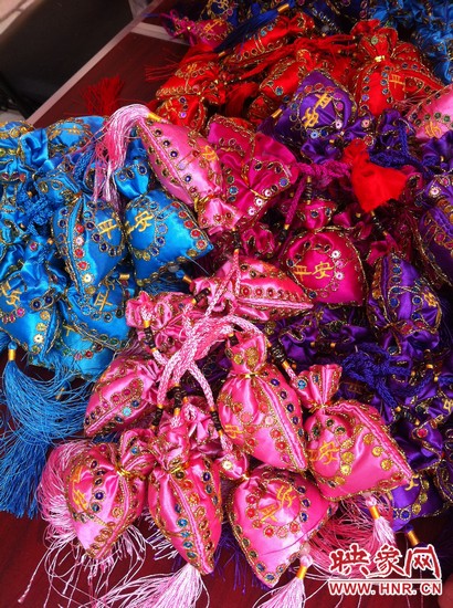 孩子們的好奇心得以大大的滿足，接下來就要裝香囊啦，你看，五顏六色的香囊多漂亮！