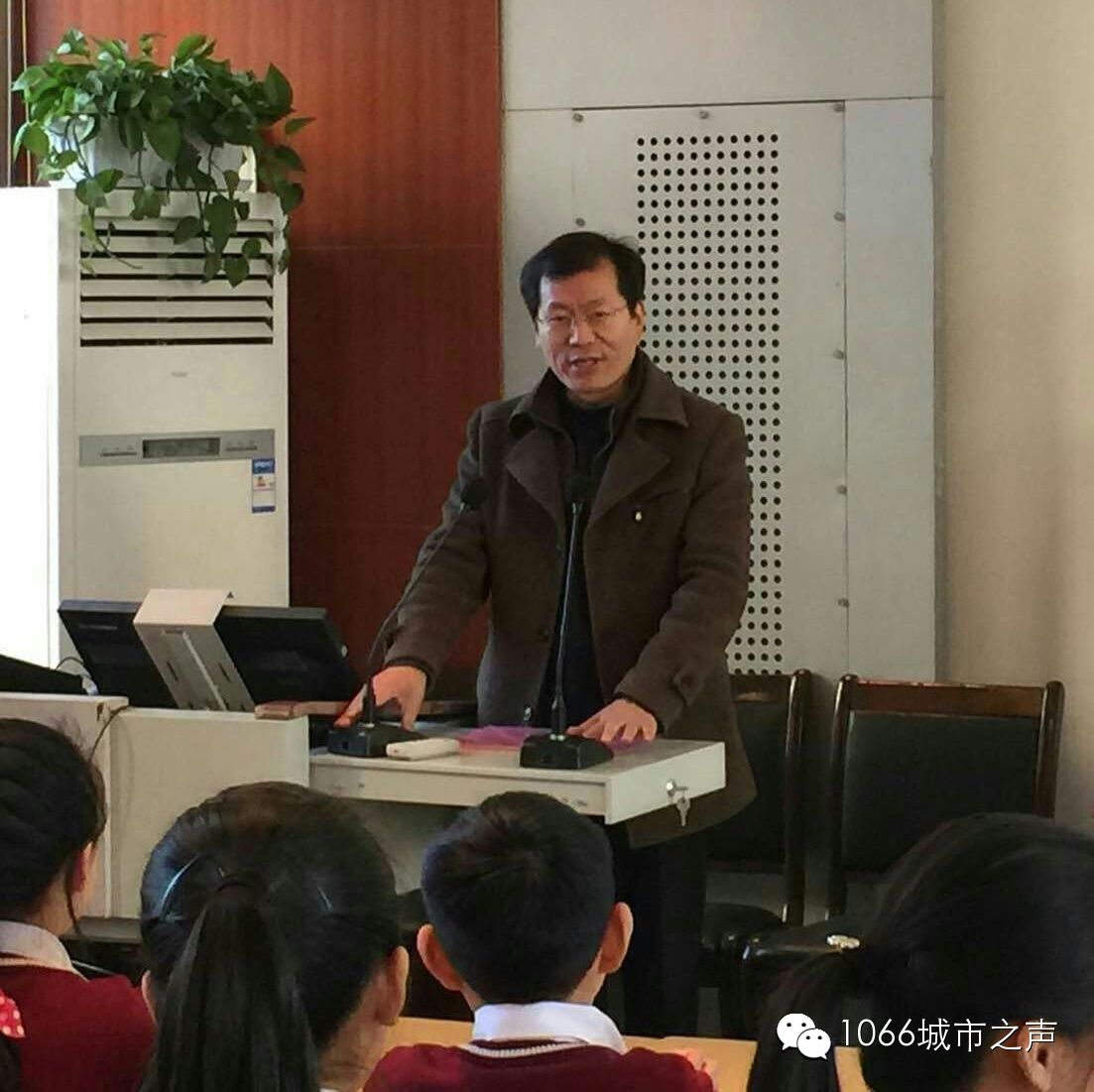 雙方領(lǐng)導(dǎo)講話，同學(xué)們聽得都好認(rèn)真?。? complete=