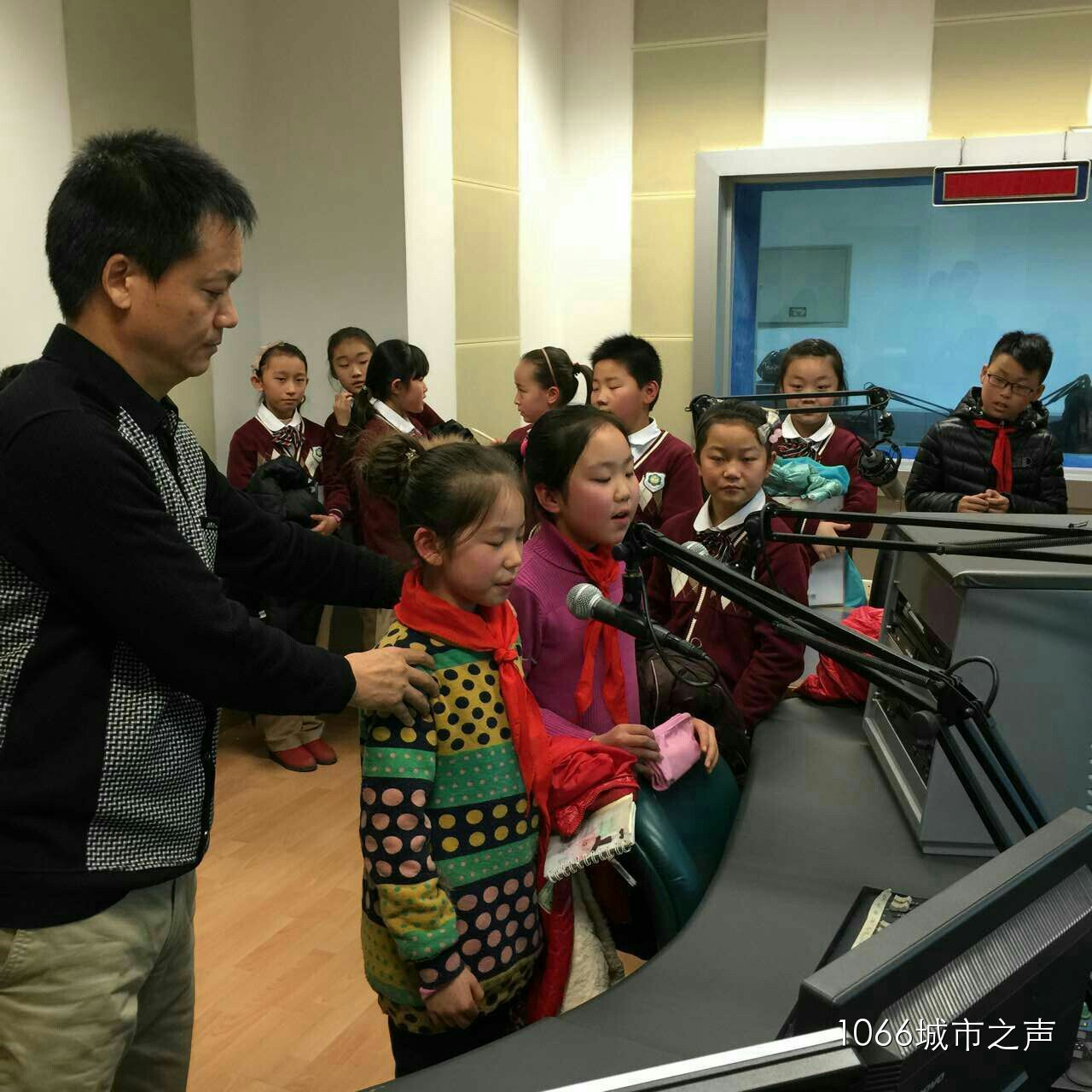 現(xiàn)場接受播音指導(dǎo)，有模有樣耶！