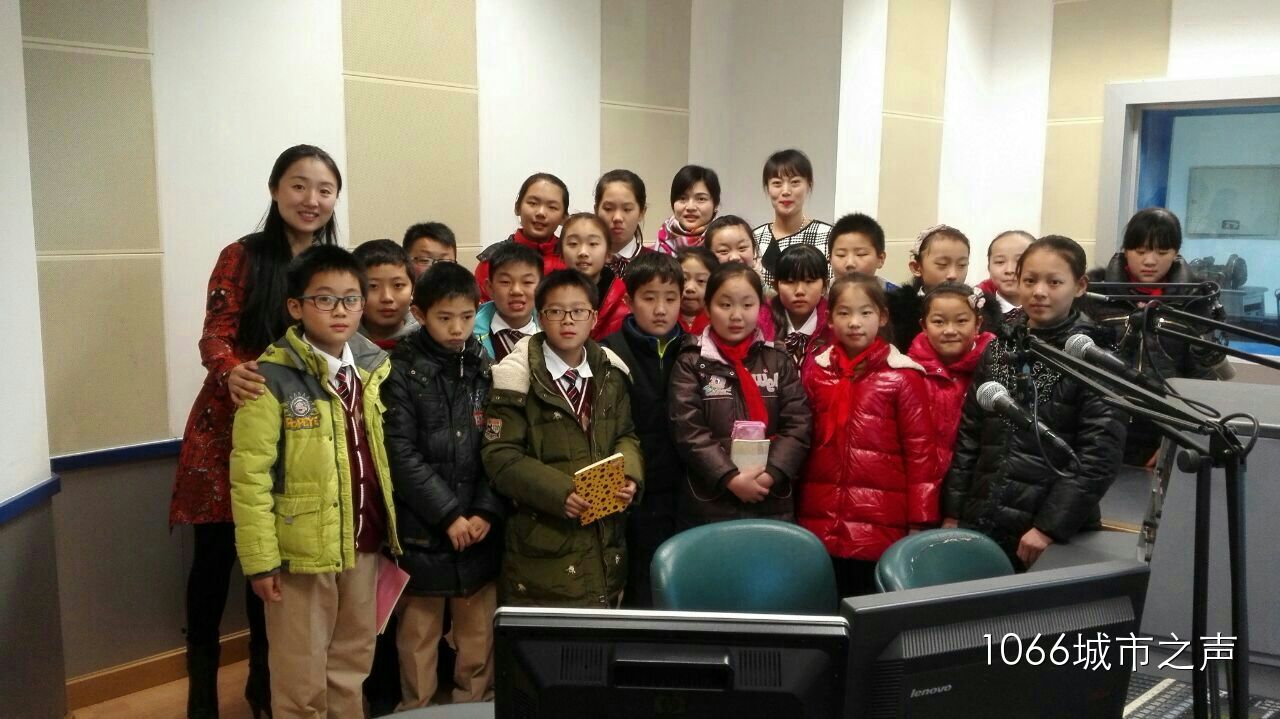 跟電臺的主持人和老師們的大合影！真是難忘的一天??！