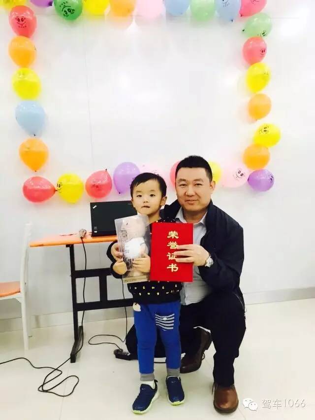 我是小小銀行家，來跟行長合個影哦