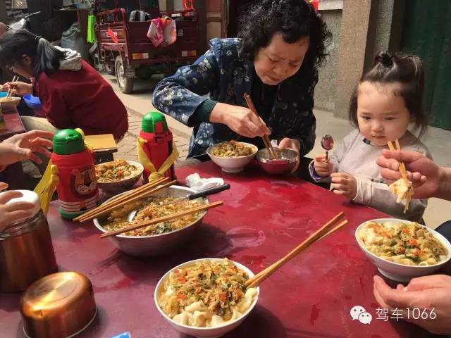 據(jù)說手搟面和柴雞蛋更配哦！