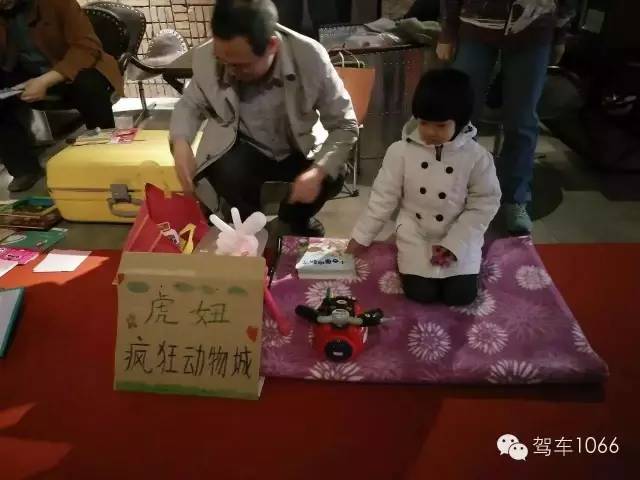 這位小老板的攤位擺的有模有樣的，不過旁邊這位酷爸怎么這么眼熟？