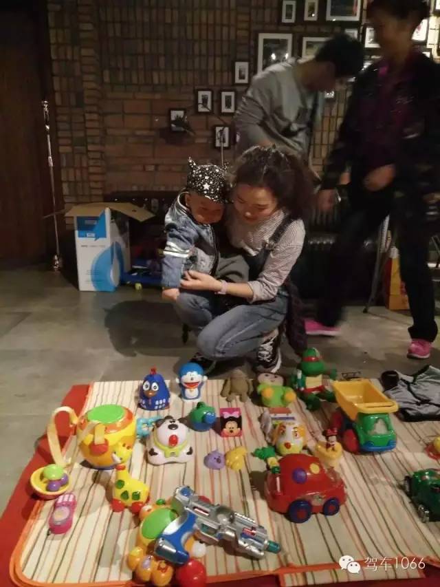 本次活動最小的小老板，最后放大招了，玩具隨便拿，這壕情也沒sei了！