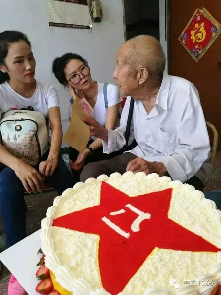 二姐們認(rèn)真聽老兵講抗戰(zhàn)的故事，老人年事已高，記憶都是轟炸！轟炸！轟炸！