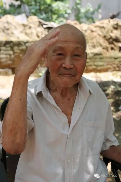 老兵身子骨不行了，九十多歲了……也許軍禮不那么標(biāo)準(zhǔn)了，但是這一幕還是感動(dòng)到了我們……