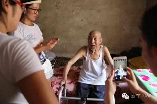 老兵老兵，你的勛章呢，國(guó)家給你的那個(gè)？