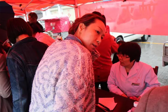 了解到有老人看病不方便，河南電臺(tái)1074綠色頻道活動(dòng)小組欒老師將醫(yī)生請(qǐng)到老人身邊，親自為她診斷。