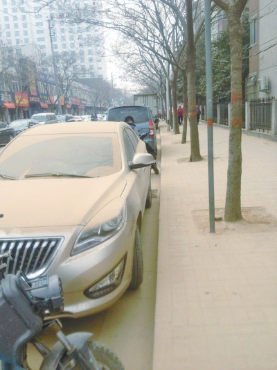 馬路灰頭土臉，停在路邊的車也蒙塵。