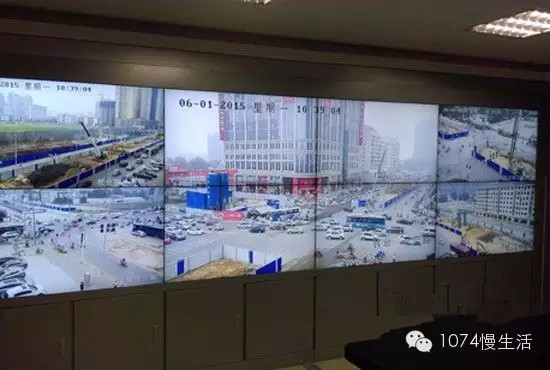 通過監(jiān)控人員操控“電子眼”調(diào)整焦距，可以看到整個工地全景