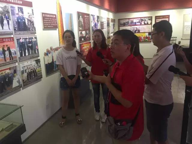 講解員向采訪團介紹相關資料